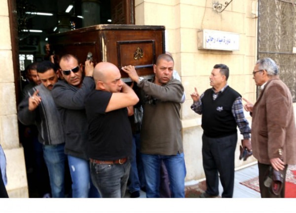 مصر والعالم العربي يودعان المخرج الكبير نادر جلال... فنانون يشيعون جنازته من " السيدة نفيسة "