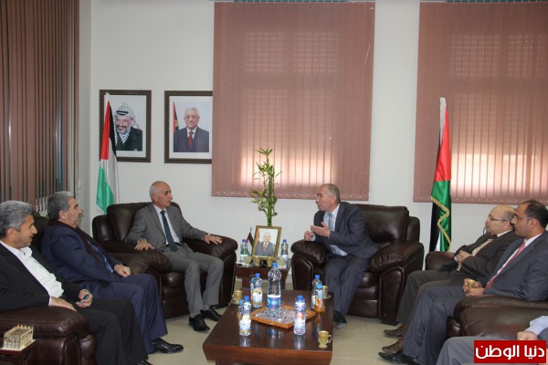 الوزير أبو خلف يعلن عن دعمه لبلدية الخليل ويناقش العديد من القضايا مع رئيسها