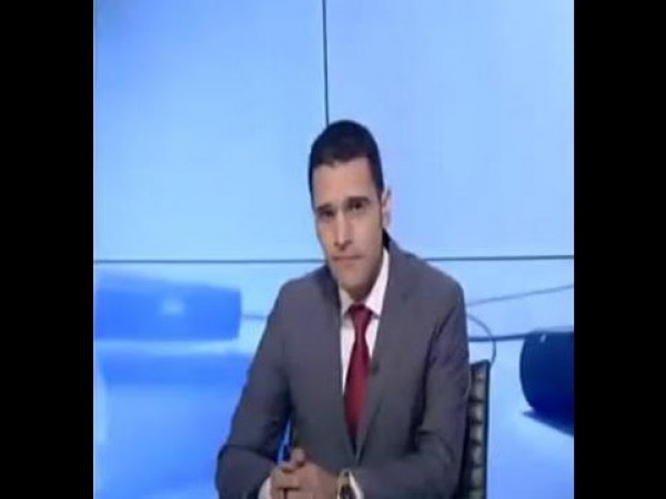 متصل يشتم مذيع "الجزيرة "بأمه.. والمذيع :" ده امك انت اللى كده"