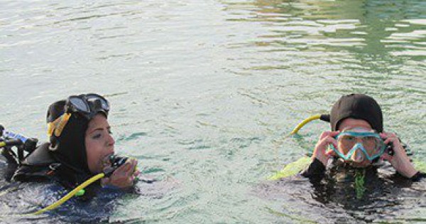 فتاتان تعملان بمهنة اللحام تحت الماء للمشاركة بقناة السويس الجديدة