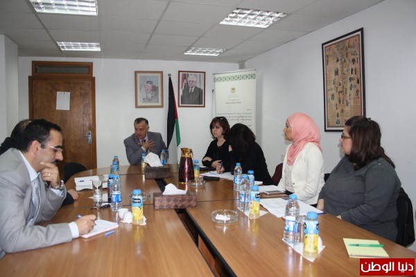 الخطيب يبحث مع البنك الدولي مشروع منح مالية لـ 70 امرأة فلسطينية