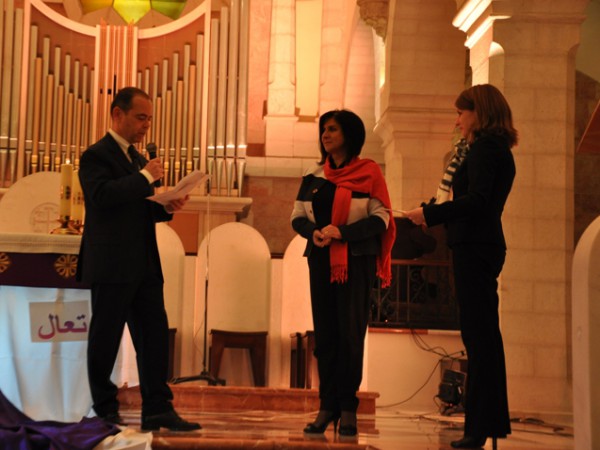 ايطاليا تقلد رئيسة بلدية بيت لحم بنجمتها في عرض موسيقي في كنيسة القديسة كاترينا