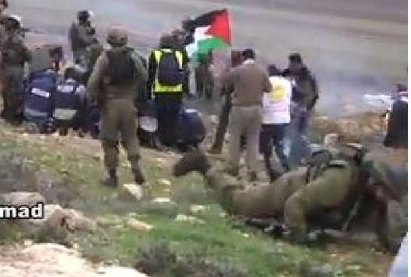 بالفيديو: جندي اسرائيلي يسقط أرضا اليوم خلال مواجهات اليوم في ترمسعيا برام الله