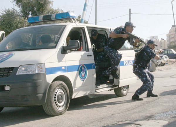 الشرطة تفض شجار وتقبض على 15 شخص من المشاركين به في نابلس