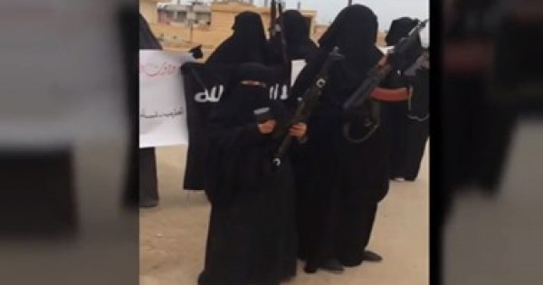 للمرة الأولى.. تكفيريات "داعش" يظهرن بالسلاح ويدعون النساء لـ"الإرهاب"