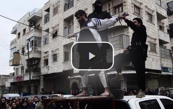 داعش يصلب ويعدم "متعاوناً" مع نظام الأسد أمام الملأ