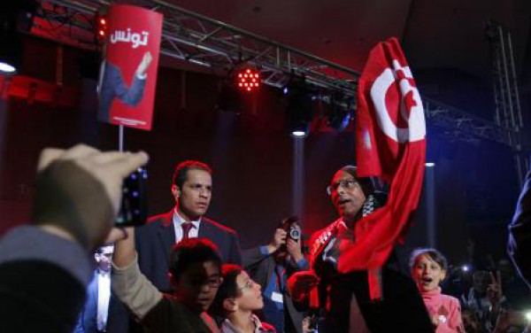 التونسيون يدلون بأصواتهم في جولة اعادة تاريخية في انتخابات الرئاسة