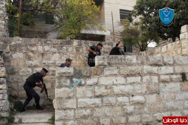 الشرطة تقبض على شخص سرق حقيبة سيدة داخل مسجد في الخليل
