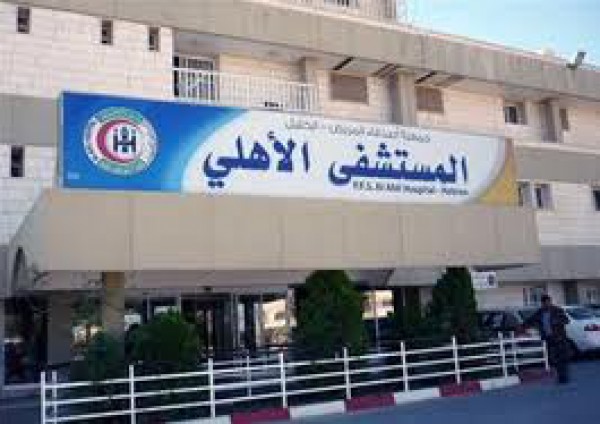 مساعد محافظ محافظة الخليل يتطلع على إنجازات المستشفى الأهلي بالخليل