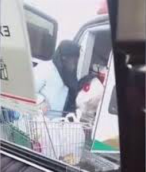 ممرضات يتسوقن بسيارة إسعاف