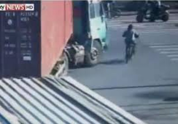 ينجو بأعجوبة من عجلات شاحنة ضخمة
