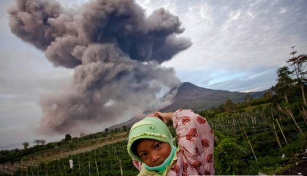 حمم بركان "جبل سينابونج"في سومطرة