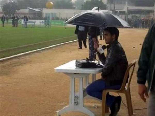 "مظلّة" ومايكروفون .. سلاح أصغر معلّق فلسطيني أمام المطر وقلّة الإمكانات