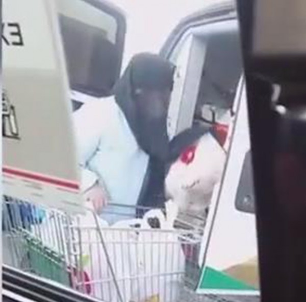 بالفيديو: ممرضات يتسوقن بسيارة إسعاف