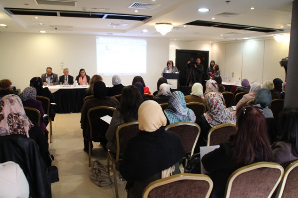 المرأة العاملة ومنتدى المنظمات الأهلية الفلسطينية تنفذان جلسة اجتماع حول "انتهاكات الاحتلال ضد النساء الفلسطينيات"