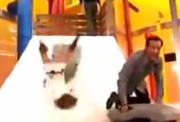 شاهد.. مذيعة تتعرض لحادثة خطيرة على الهواء