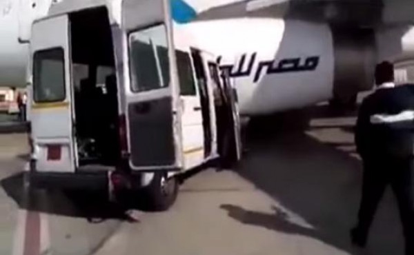 إصطدام باص في طائرة تابعة لشركة "مصر للطيران "