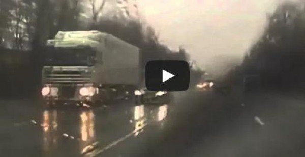سائق شاحنة يتسبب بحادث خطير لثلاث سيارات