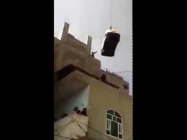 يمني ينقل سيارته فوق سطح عمارة