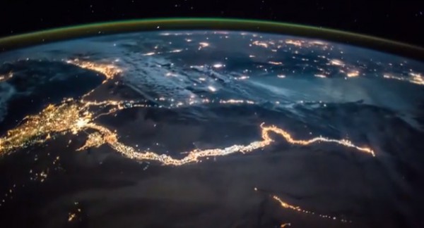 (شاهد) ظاهرة الشفق القطبي..محطّة الفضاء ترصد أضواء مصرية حول النيل وبرق بالأردن وسوريا