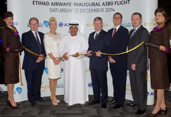 الاتحاد للطيران تقيم مراسم قص الشريط في مطار أبوظبي الدولي احتفالاً بأولى رحلاتها