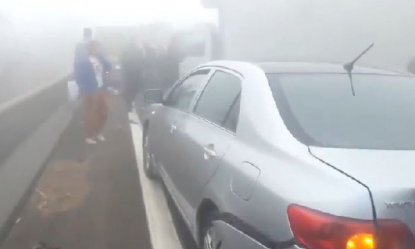 بالفيديو..3وفيات و40 مصاب حصيلة اصطدام 50 سيارة بحادث طريق الإسكندرية الصحراوى