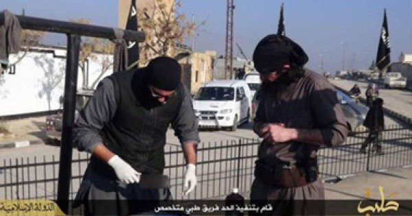 بالصور.. "داعش" تقطع يد مواطن بسوريا لاتهامه بالسرقة