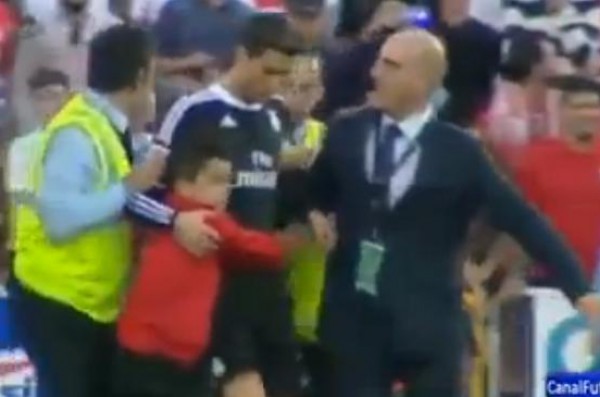 رونالدو يحمي طفلا من الشرطة بعد إقتحامه لأرض الملعب