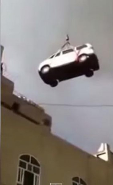 يمني يخفي سيارته فوق منزله خوفا من السرقة