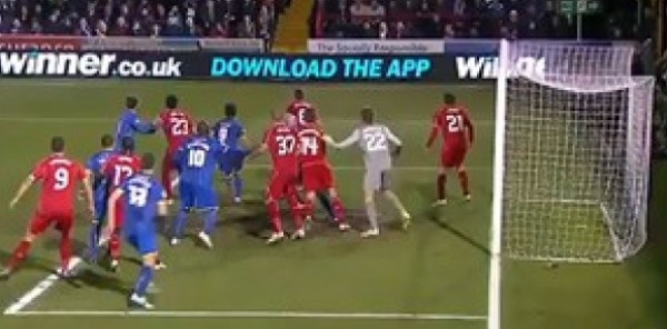أضخم لاعب في العالم "يفترس" مدافعي ليفربول