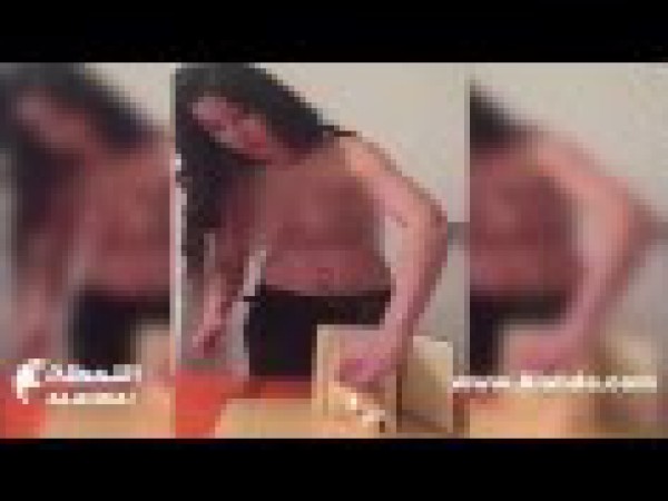 التونسية ''خديجة بن عباد'' تتعرى وتحرق القرآن ردا على مجزرة "شارلي ايبدو"