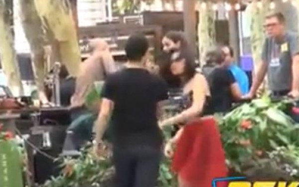 شاهد..ردة فعل المارة عن ضرب إمرأة في الشارع