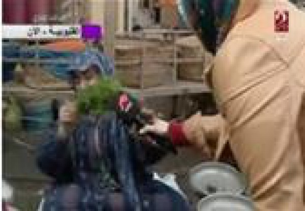 مذيعة MBC MASR تتعرض لموقف محرج من بائعة الخضار على الهواء