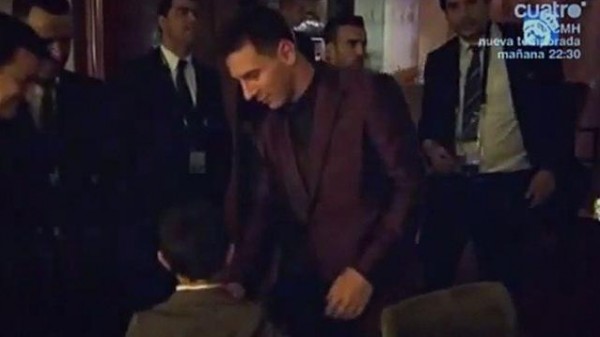 إبن رونالدو يترك والده لمصافحة ميسي