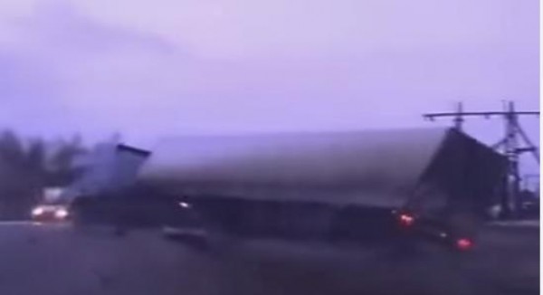 شاهد إنقلاب شاحنة بعد صدمها لسيارة