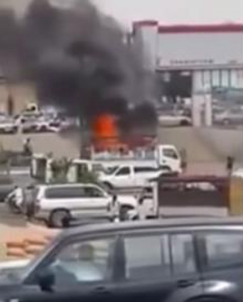 يمنى يهرب بسيارة مشتعلة لإنقاذ المتسوقين