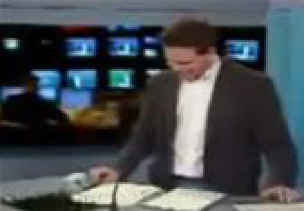 مذيع لا يتمالك نفسه من الضحك على الهواء