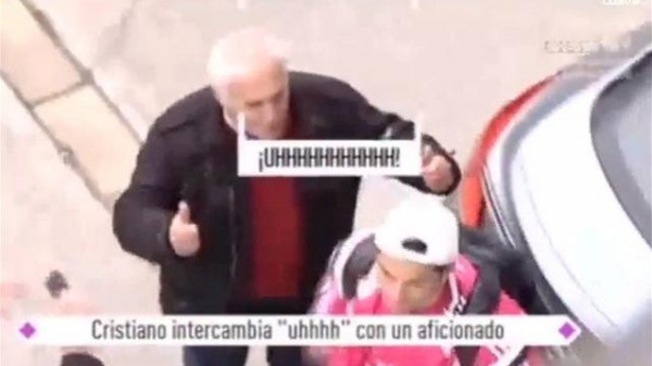 رونالدو يعلم أحد عشاقه كيفية القيام بـ"صرخة الكرة الذهبية"