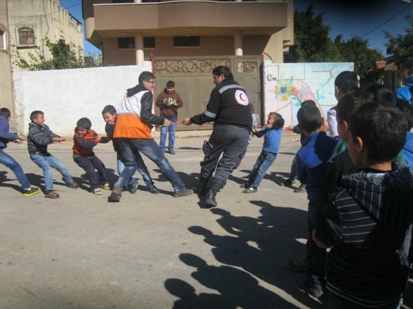 متطوعو الهلال ينفذون نشاط "فرح ومرح" في بلدة كفر لاقف