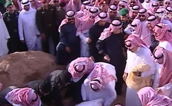 فيديو .. لحظة دفن "الملك عبدالله"