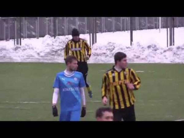 لاعب أوكراني يردّ على هاتفه النقال في الملعب