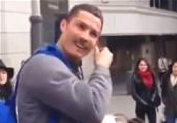 رونالدو يرتدي "باروكة وشنب" ويفاجئ طفلًا في الشارع ويهديه كرة