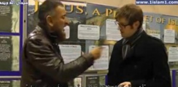 بالفيديو: عالم بريطاني يعلن إعتناق الإسلام على الهواء مباشرة