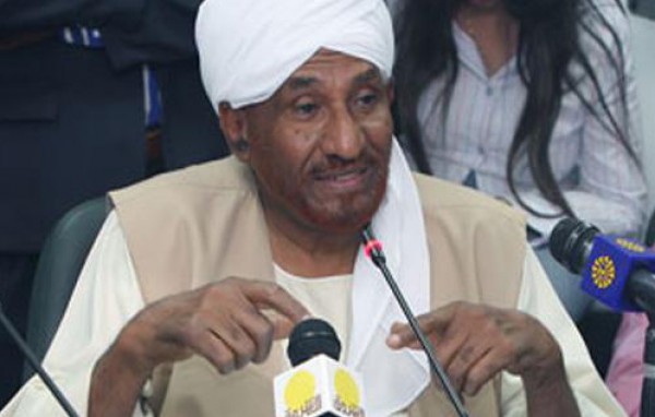 السلطات السودانية تعتزم القبض على الصادق المهدي ومناوي عبر "الإنتربول"