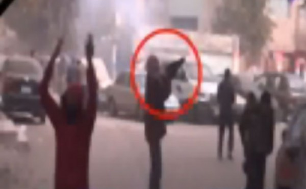 مصر:  فيديو.. متظاهر يطلق الخرطوش على الشرطة