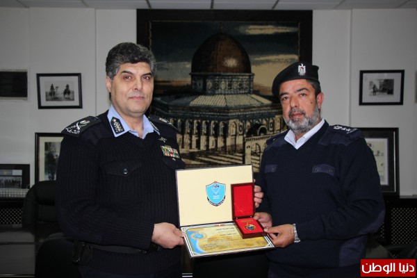 اللواء حازم عطا الله يكرم إدراة شرطة مكافحة المخدرات وأحد ضباط شرطة بيت لحم
