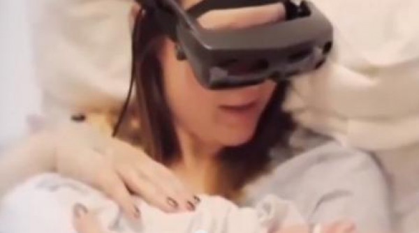 إمرأة كفيفة ترى طفلها للمرة الأولى عبر نظارات خاصة
