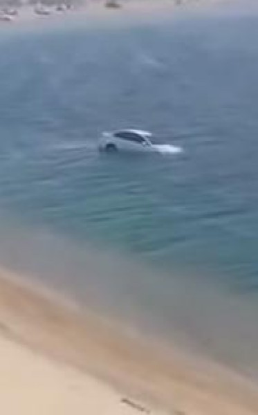 بدافع التسلية سعودي يغرق سيارته في البحر