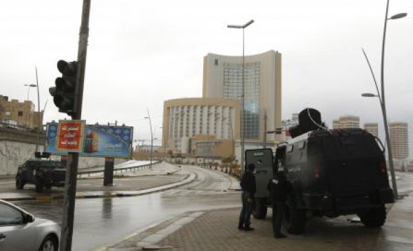 مقتل 9 على الأقل في هجوم لمسلحين على فندق بالعاصمة الليبية