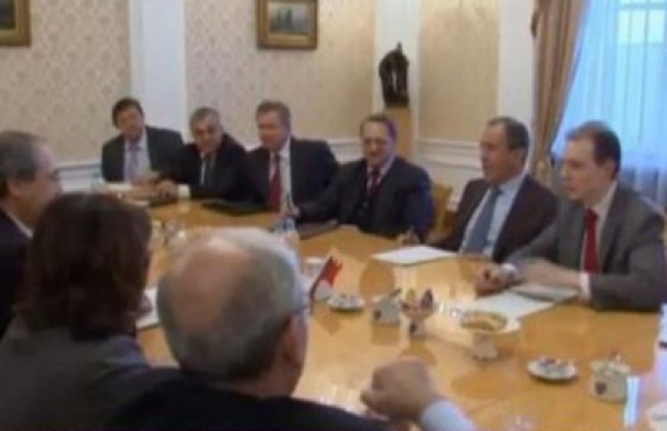 بدء محادثات بين معارضين وموفدين من الرئيس السوري في موسكو